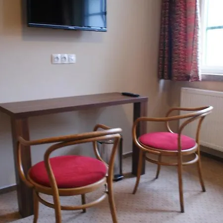 לינה וארוחת בוקר Old House 3*